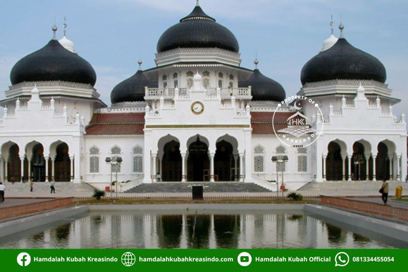 Masjid Baiturrahman Banda Aceh menjadi simbol ketangguhan setelah tetap berdiri saat tsunami Aceh 2004.